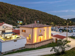 Villa with sea views, jacuzzi, and roof terrace